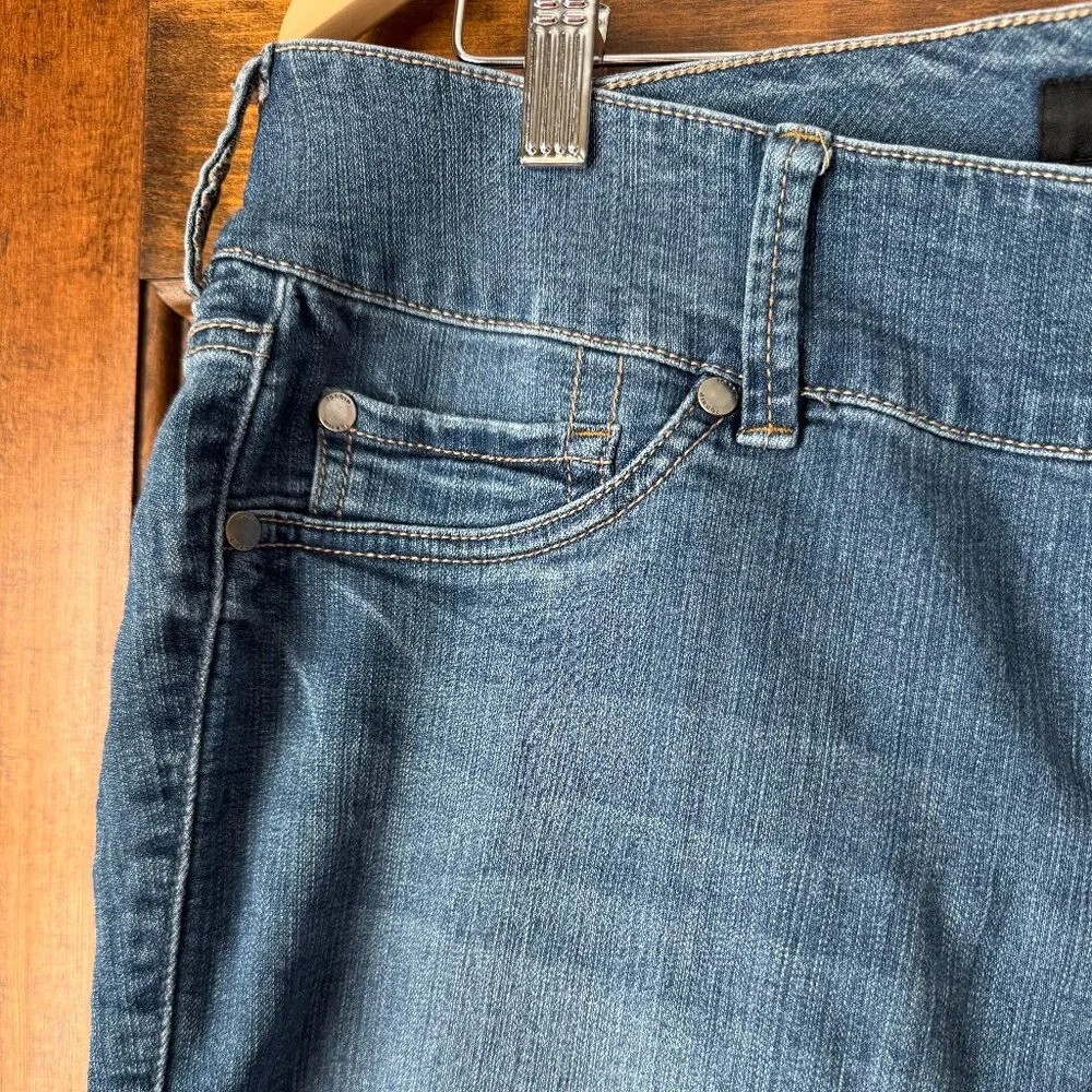 Torrid Medium Rinse Denim 5-Pocket Look Jegging Size 18R